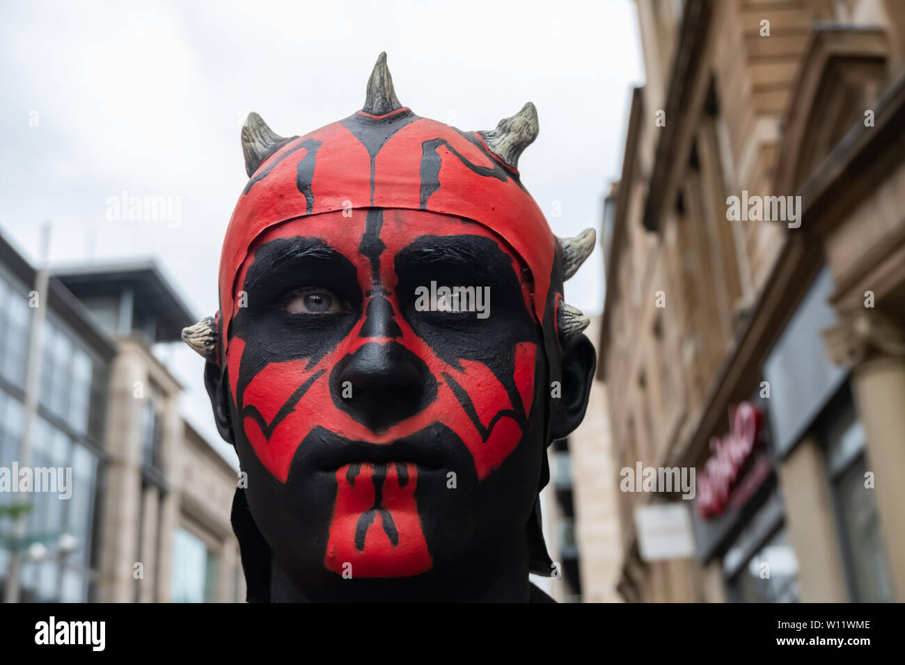 Glasgow, Schottland, Großbritannien. 29 Juni, 2019. Ein cosplayer gekleidet, wie Darth Maul, ein fiktives Zeichen in der Star Wars Francise am Glasgow Comic Con, die in der Royal Concert Hall gehalten wird ankommen und feiert es ist 9-jähriges Jubiläum. Credit: Skully/Alamy leben Nachrichten Stockfoto