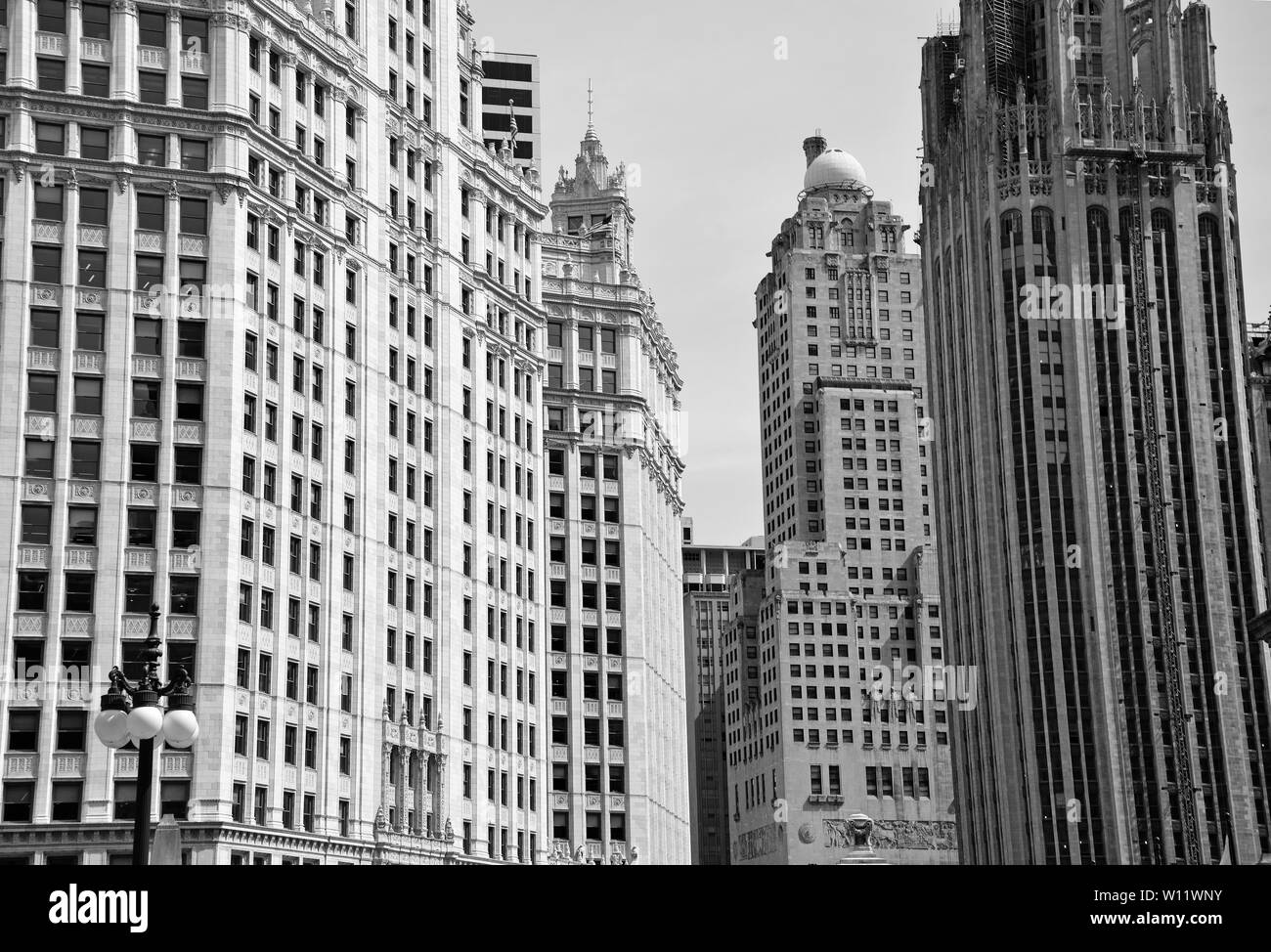 Eng stehende Gebäude in der städtischen Landschaft, Chicago, Illinois Stockfoto