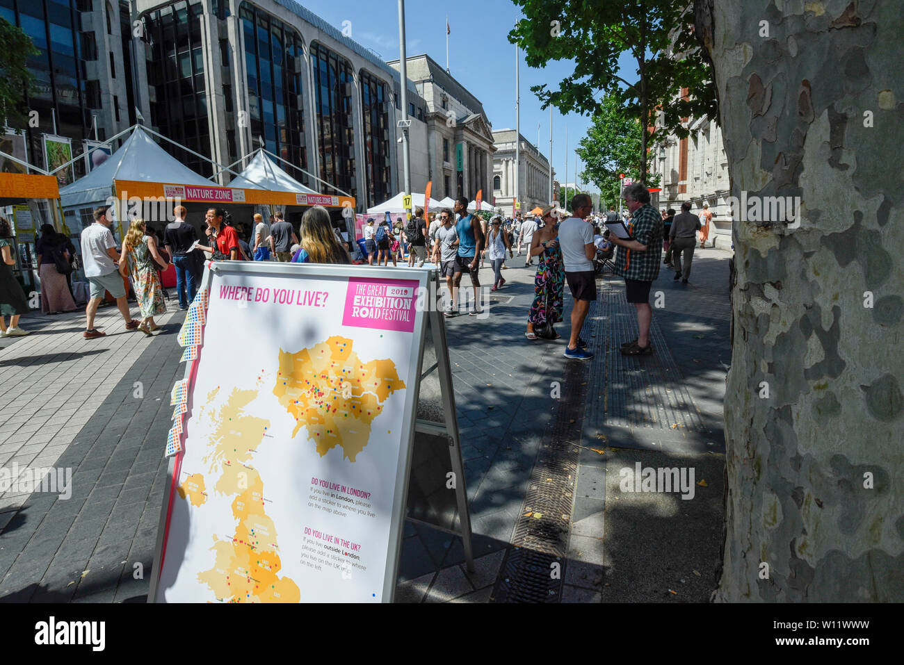 London, Großbritannien. 29. Juni 2019. Menschen besuchen die Große Exhibition Road Festival in South Kensington. Das Wochenende ist eine Feier der Neugier, Entdeckung und Erforschung in Erinnerung an die Weltausstellung von 1851, in denen Ingenieure, Künstler, Erzieher und Wissenschaftler aus aller Welt Neuerfundene die Zukunft haben. Credit: Stephen Chung/Alamy leben Nachrichten Stockfoto