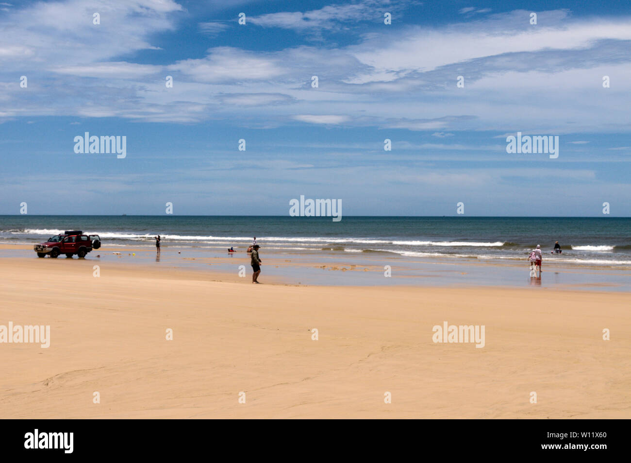 Familien Kämmen der Strand für Sand Muscheln für die Verwendung als Köder für Küste Angeln auf dem 75 km langen Sandstrand Autobahn auf Fraser Island, Queensland, Aust Stockfoto