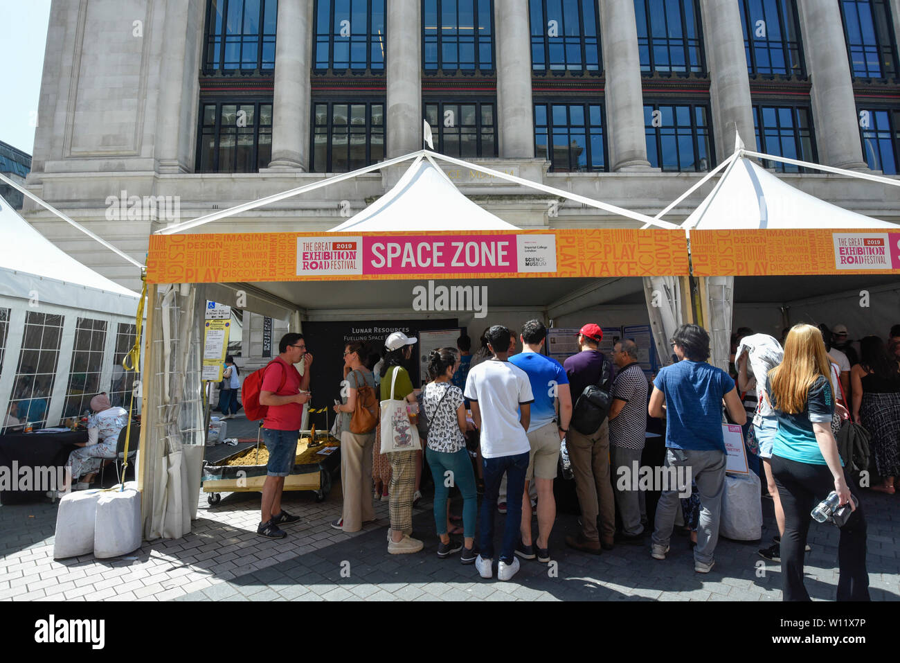 London, Großbritannien. 29. Juni 2019. Menschen besuchen die Große Exhibition Road Festival in South Kensington. Das Wochenende ist eine Feier der Neugier, Entdeckung und Erforschung in Erinnerung an die Weltausstellung von 1851, in denen Ingenieure, Künstler, Erzieher und Wissenschaftler aus aller Welt Neuerfundene die Zukunft haben. Credit: Stephen Chung/Alamy leben Nachrichten Stockfoto