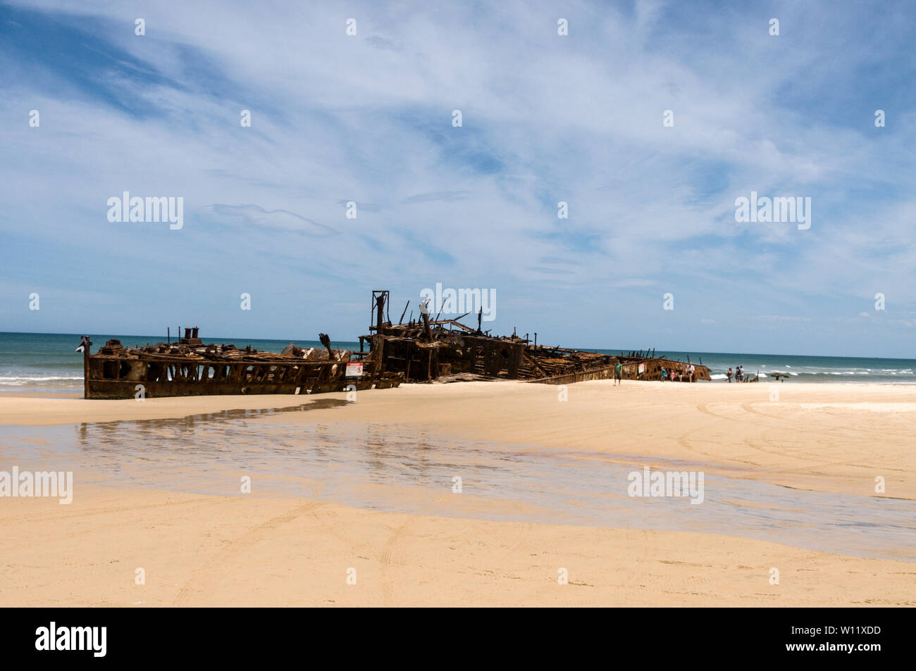 Das Schiffswrack der SS Maheno ist ein Wahrzeichen am 75 Meilen langen Strand auf Fraser Island, Queensland, Australien.der 75 Meilen lange Strand an der Ostküste ist 75 Meilen lang Stockfoto