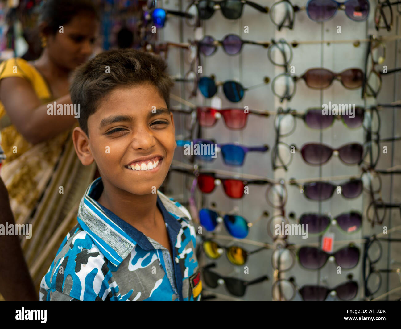 Hyderabad, Indien - 17. Juni 2019: Nicht identifizierte Kind Bücher zu verkaufen in der Nähe von Charminar. Kinderarbeit. Stockfoto