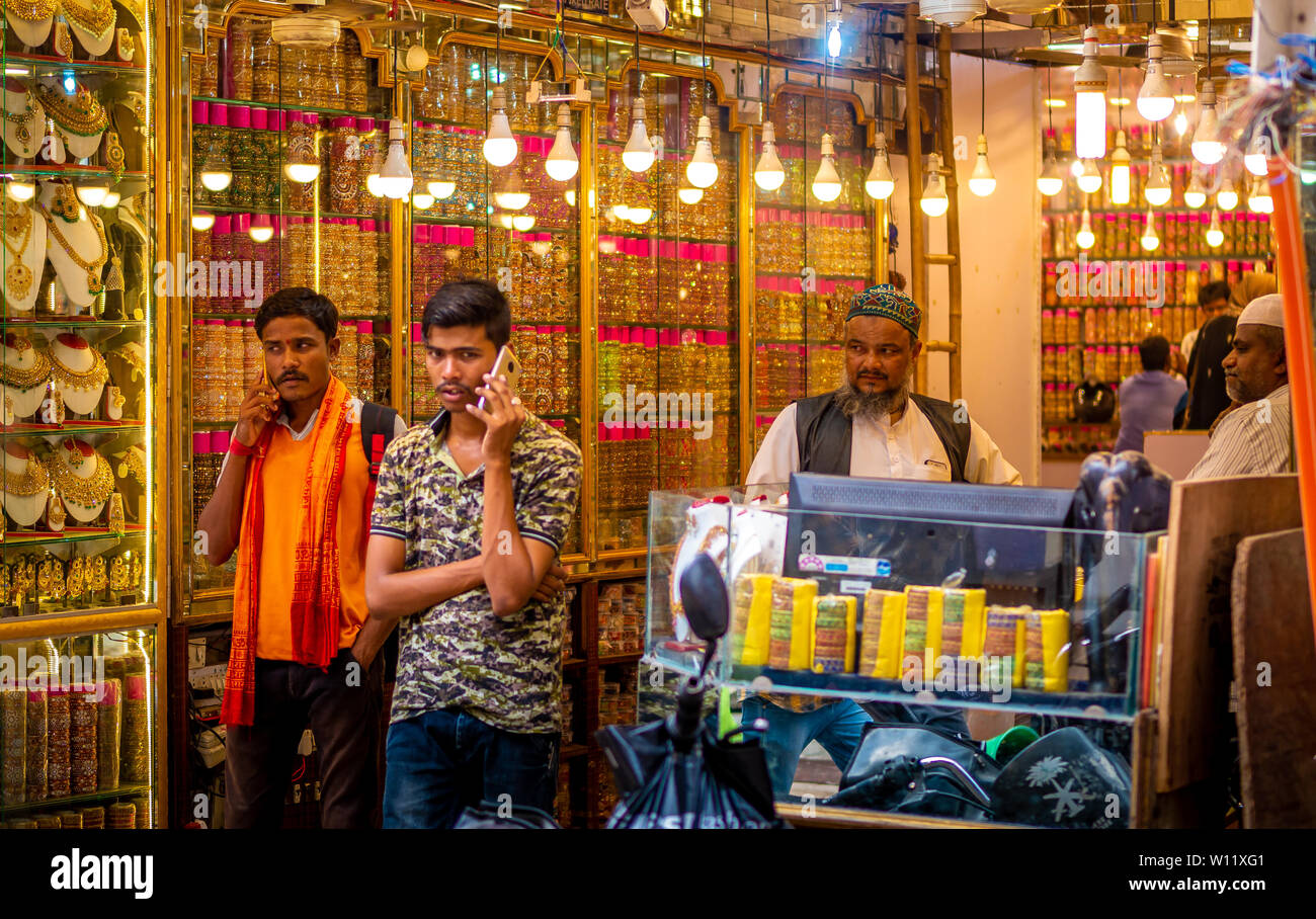 Hyderabad, Indien - 17. Juni 2019: Ladenbesitzer verkaufen armreifen, Laad Basar oder Choodi Basar ist eine sehr alte Markt populär für Armreifen in der Nähe von Char entfernt Stockfoto