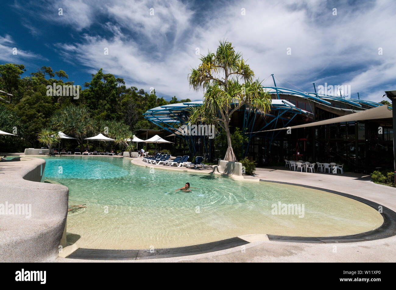 Die luxuriösen Kingfisher Bay Resort und Pool auf Fraser Island, Queensland, Australien Fraser Island ist ein Weltkulturerbe und ist der weltweit größte s Stockfoto