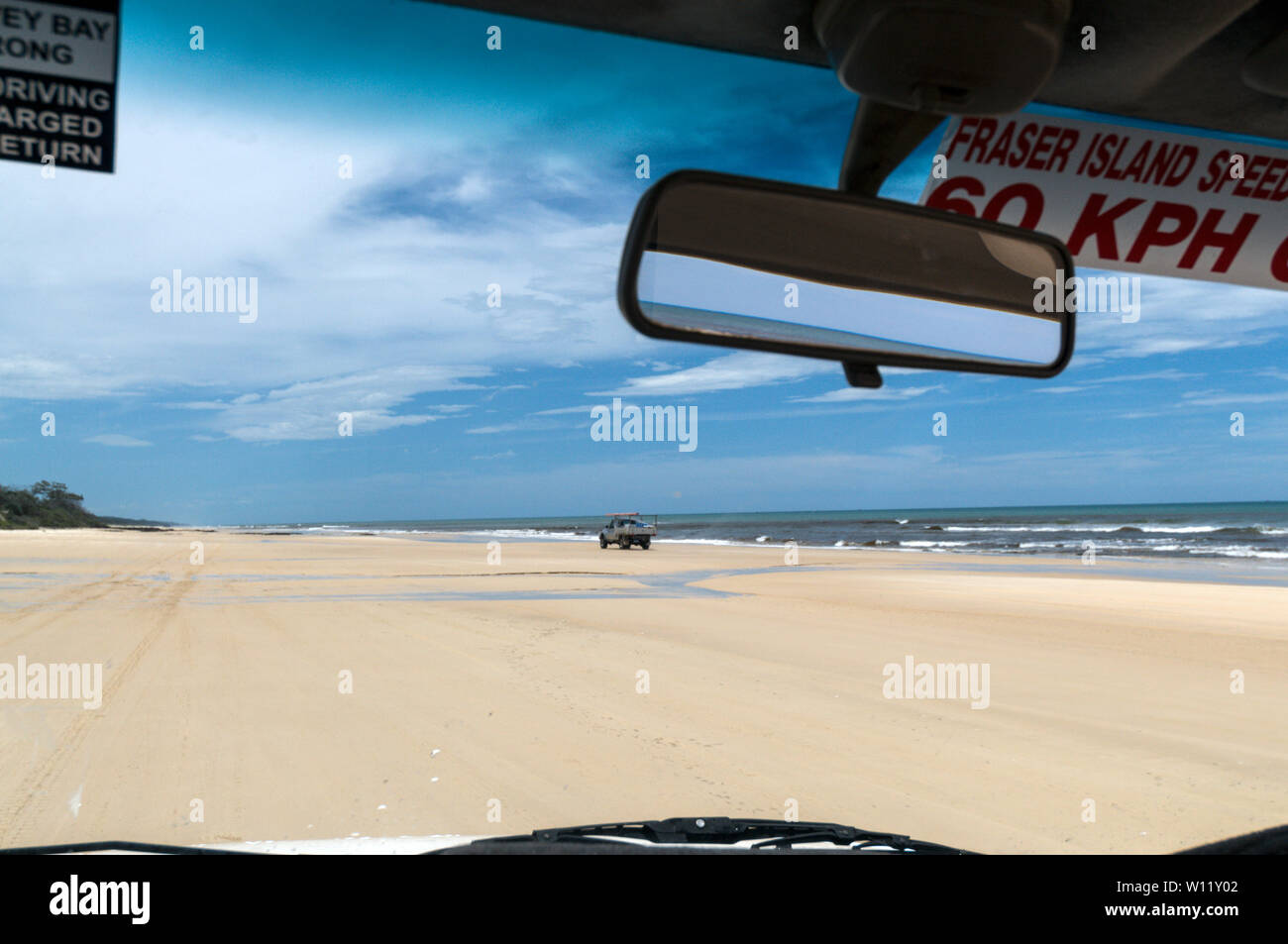 Das Fahren in einem 4x4 Fahrzeug auf der Autobahn 75 Kilometer Sandstrand an der Ostküste der Coral Sea auf Fraser Island, Queensland, Australien Fraser Island ist eine W Stockfoto