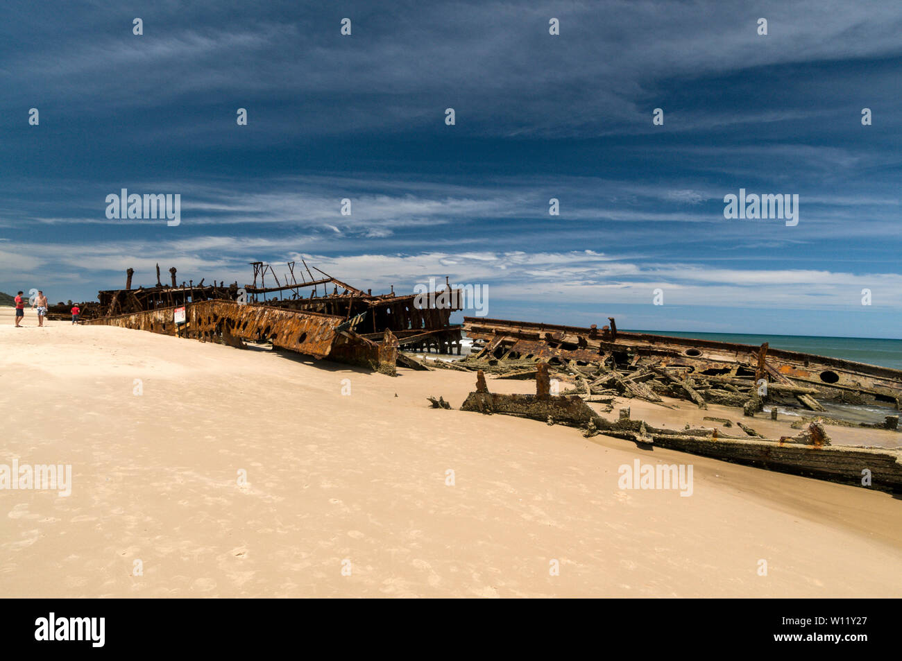 Das verrostete Schiffswrack eines Krankenhauses in Neuseeland, der SS Maheno, ist ein Wahrzeichen am 75 Meilen langen Strand mit Blick auf das Korallenmeer auf Fraser Island, Queensland Stockfoto