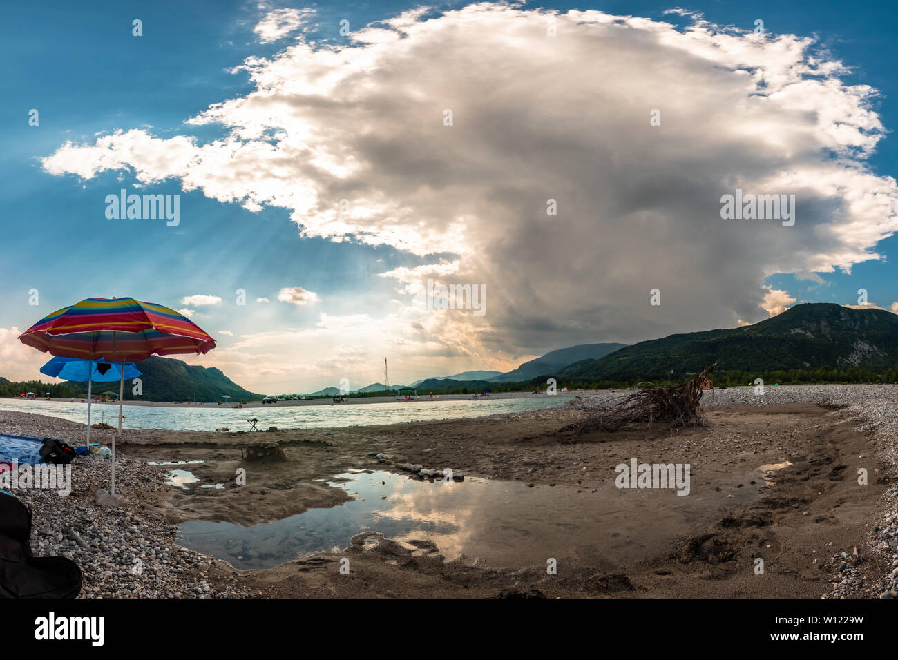 Sturm über Tagliamento in Friuli Venezia-Giulia Region, Italien Stockfoto