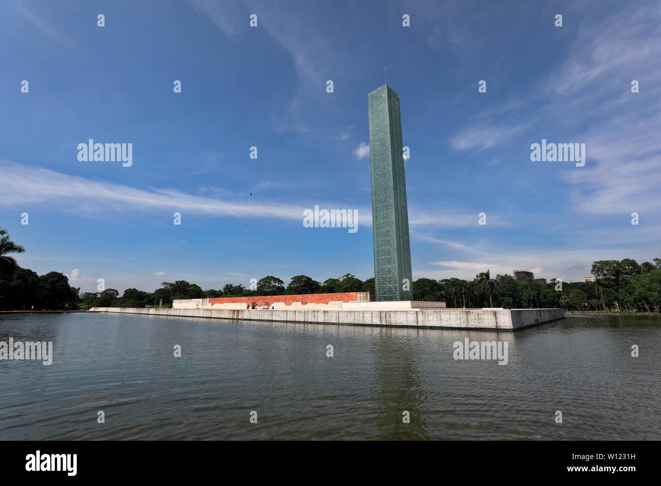 Dhaka, Bangladesch - 23. Juni 2019: Ein Blick auf die Swadhinata Stambha (Independence Monument) ist ein nationales Denkmal in Bangladesch die Hi zu gedenken. Stockfoto