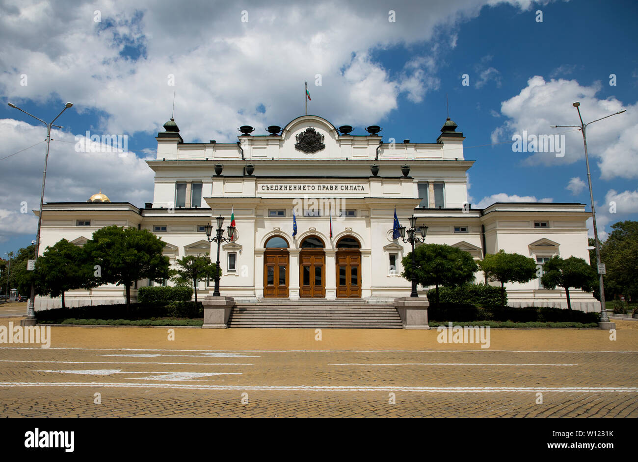 Sofia, Bulgarien - 29. Juni 2019: Frontale Ansicht der bulgarischen Nationalversammlung oder das Parlament in Sofia. Stockfoto
