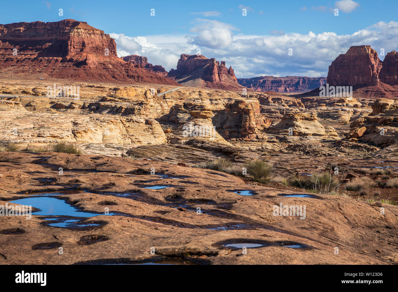 Die hite Crossing Brücke ist eine Bogenbrücke, die Utah State Route 95 über den Colorado River nordwestlich von Blanding, Utah, United States Stockfoto