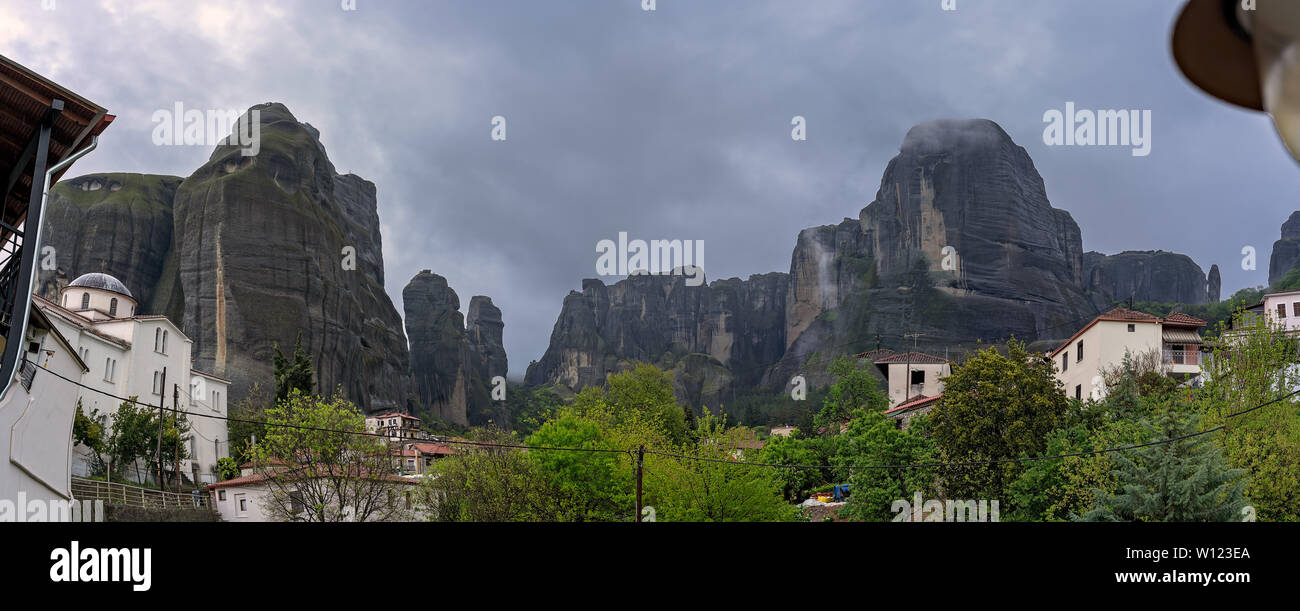 Panoramablick auf die beeindruckenden Felsformationen und Landschaft als in der kleinen Siedlung in Kastraki Meteora in der Abenddämmerung gesehen, Trikala, Griechenland Stockfoto