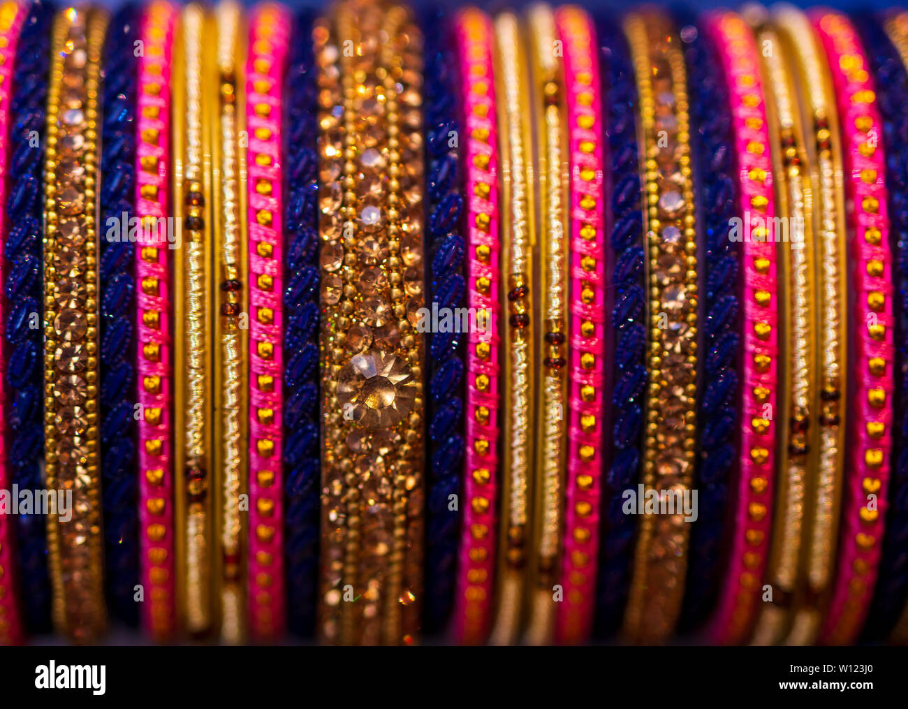 Indische Pakistanischen traditionelle Armreifen oder Armbänder zum Verkauf auf dem Markt Stockfoto