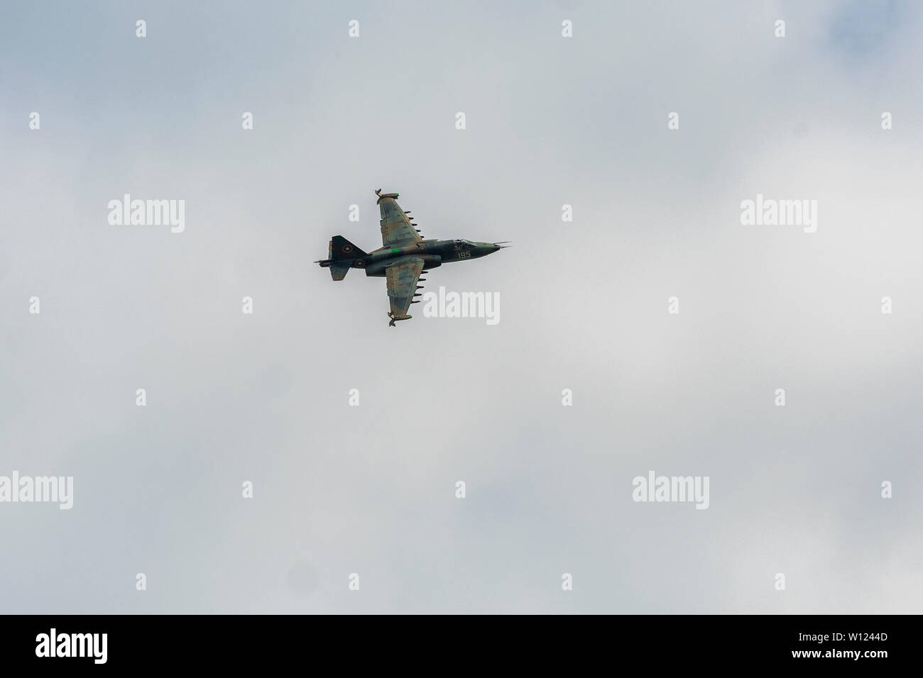 Su 25 militärischen Flugzeug fliegen an bewölkten Tag Stockfoto