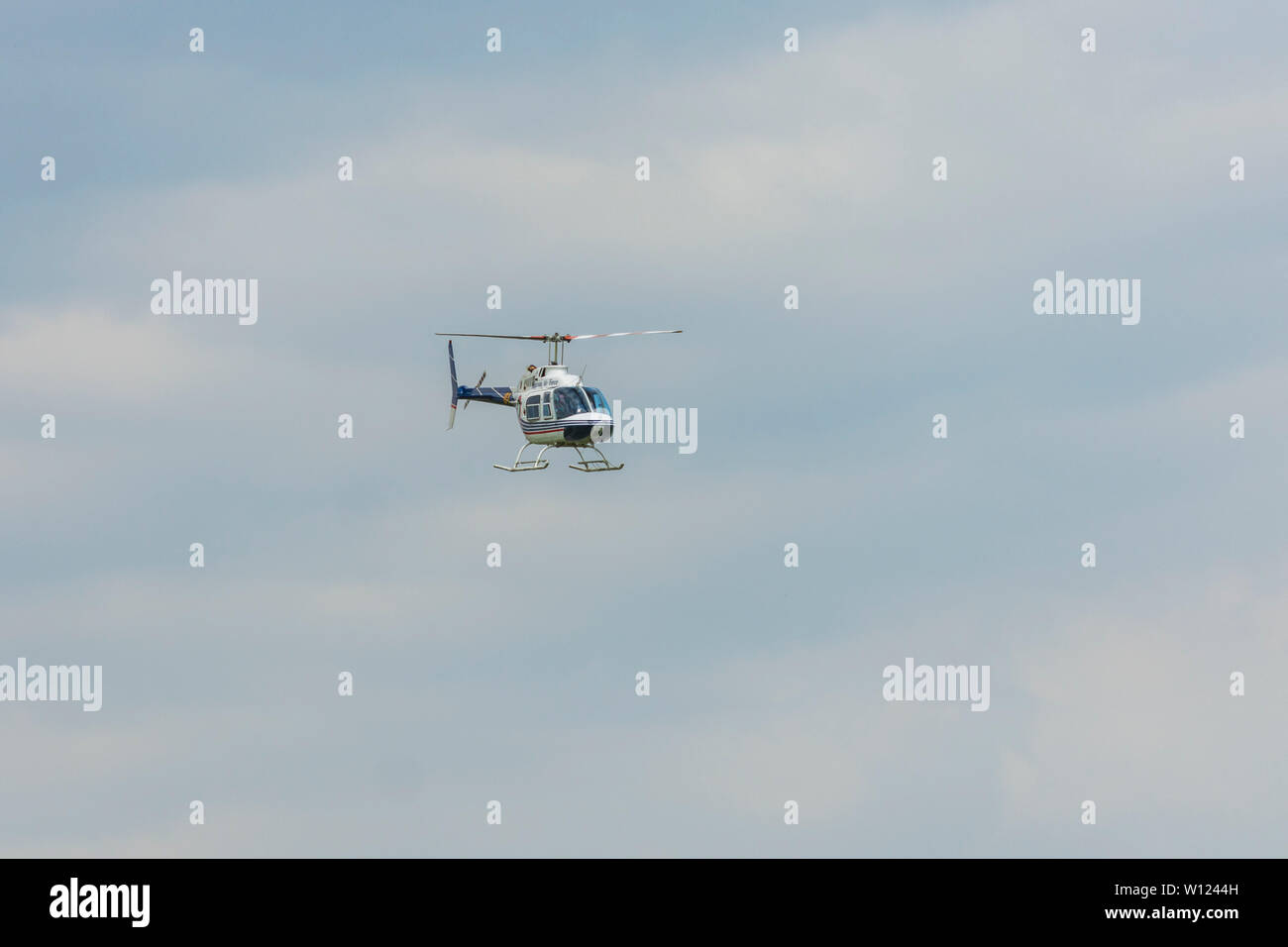Hubschrauber Bell 206 während des Fluges Stockfoto