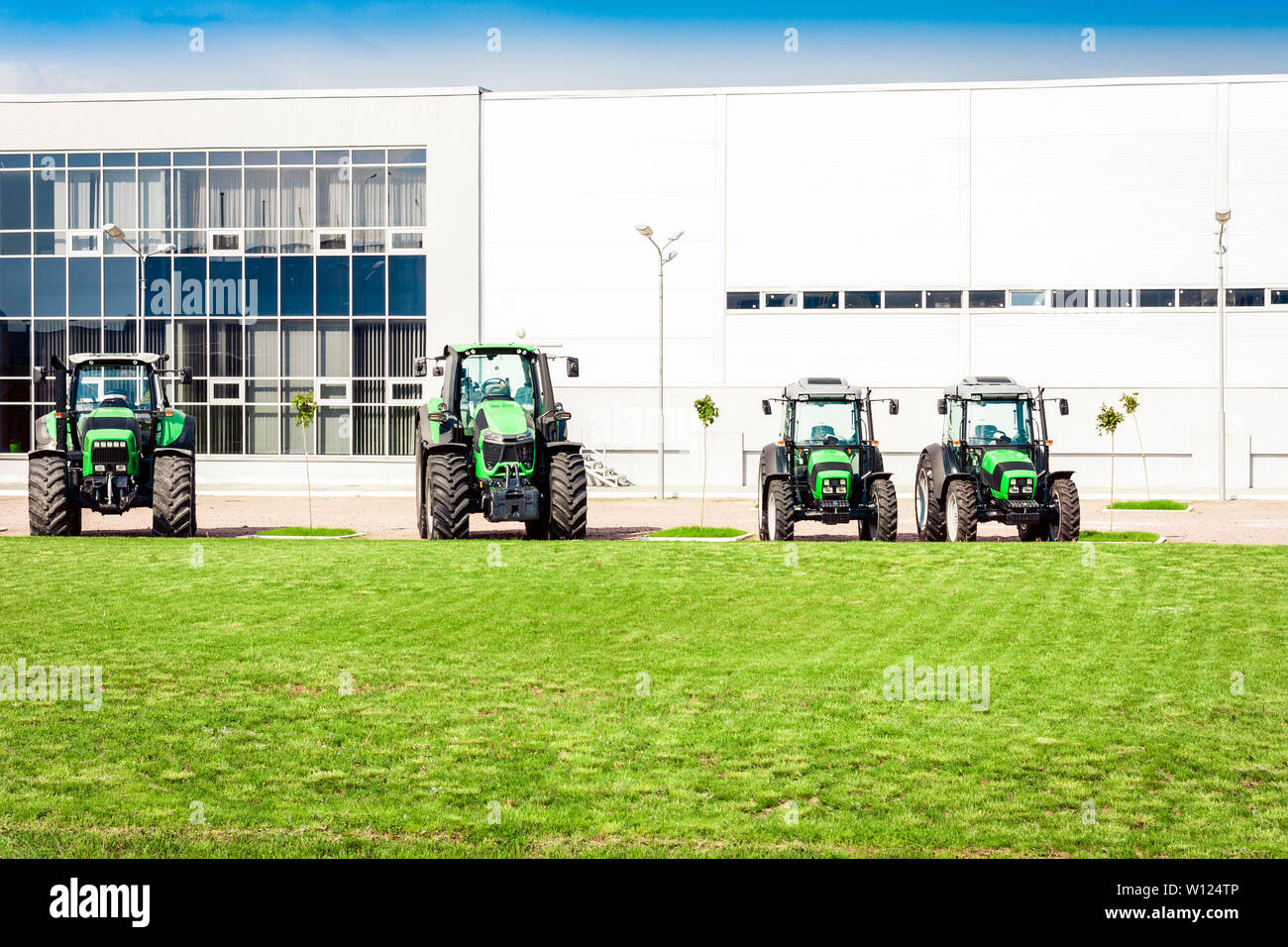 Neue Traktoren werden neben dem Handel Pavillon zum Verkauf in Kiew, Ukraine Stockfoto