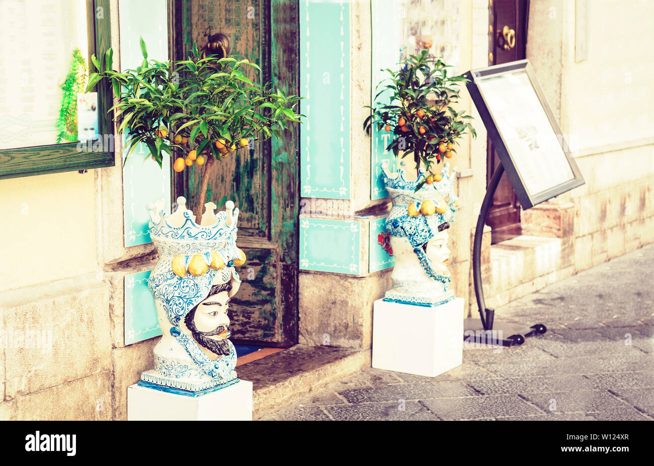 Dekorative Keramik statuette Tongefäße mit Mandarin Bäume in der Nähe der Eingang der Souvenirshop in Taormina, Sizilien, Italien Stockfoto