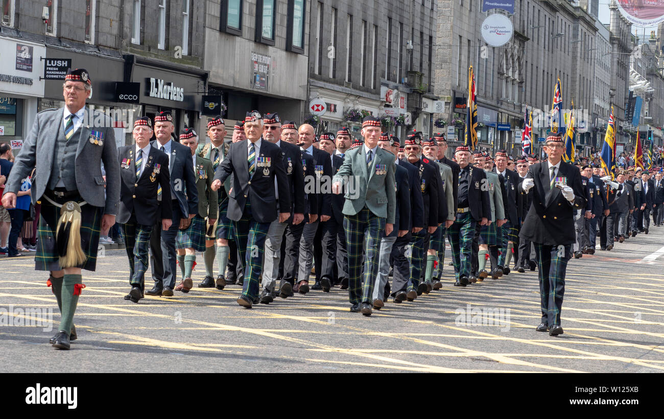 Aberdeen, Schottland - Juni 29., 2019: Soldaten, Veteranen und Kadetten paradieren auf der Union Street, Aberdeen, Streitkräfte Tag in Großbritannien. Stockfoto