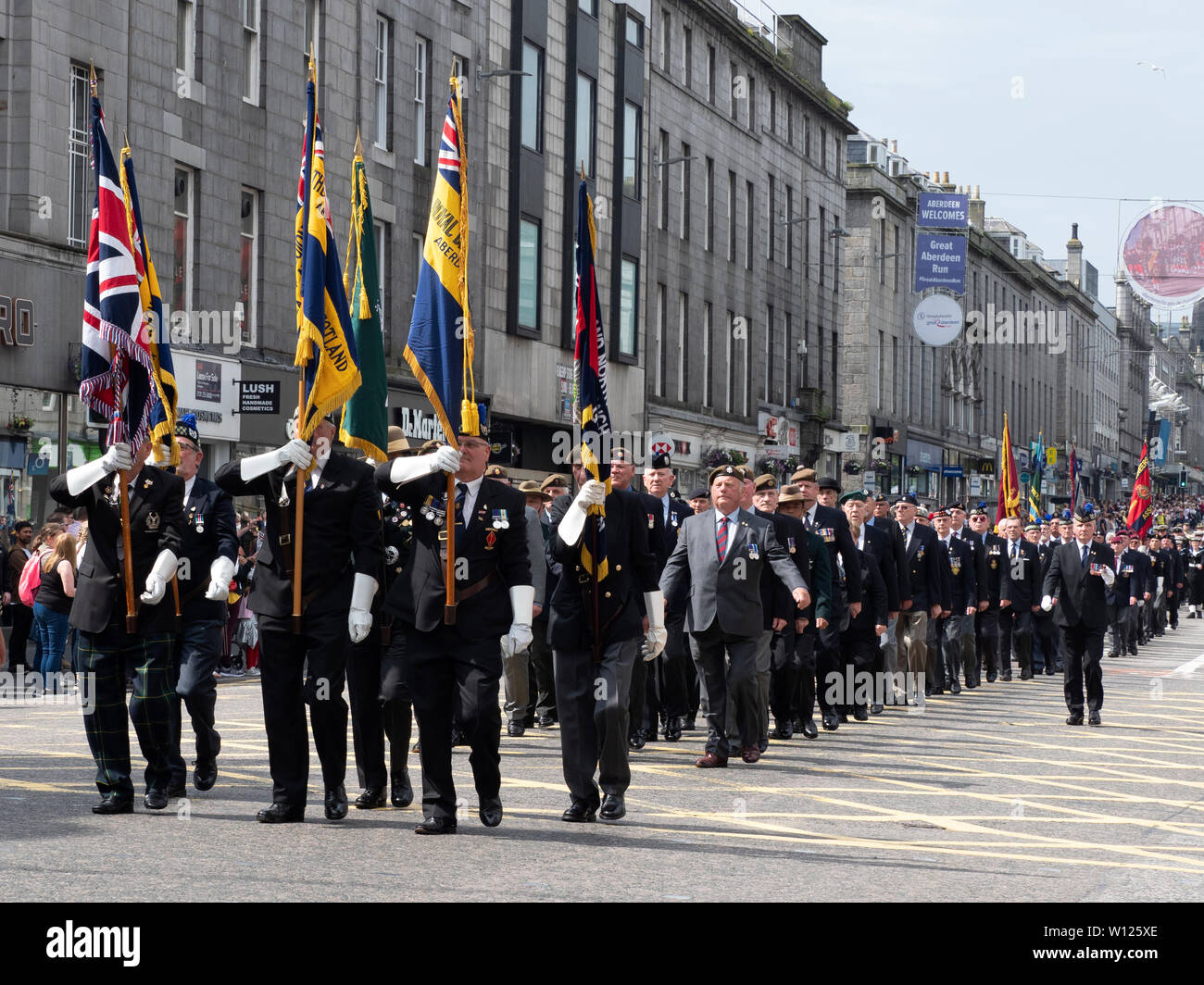 Aberdeen, Schottland - Juni 29., 2019: Soldaten, Veteranen und Kadetten paradieren auf der Union Street, Aberdeen, Streitkräfte Tag in Großbritannien. Stockfoto