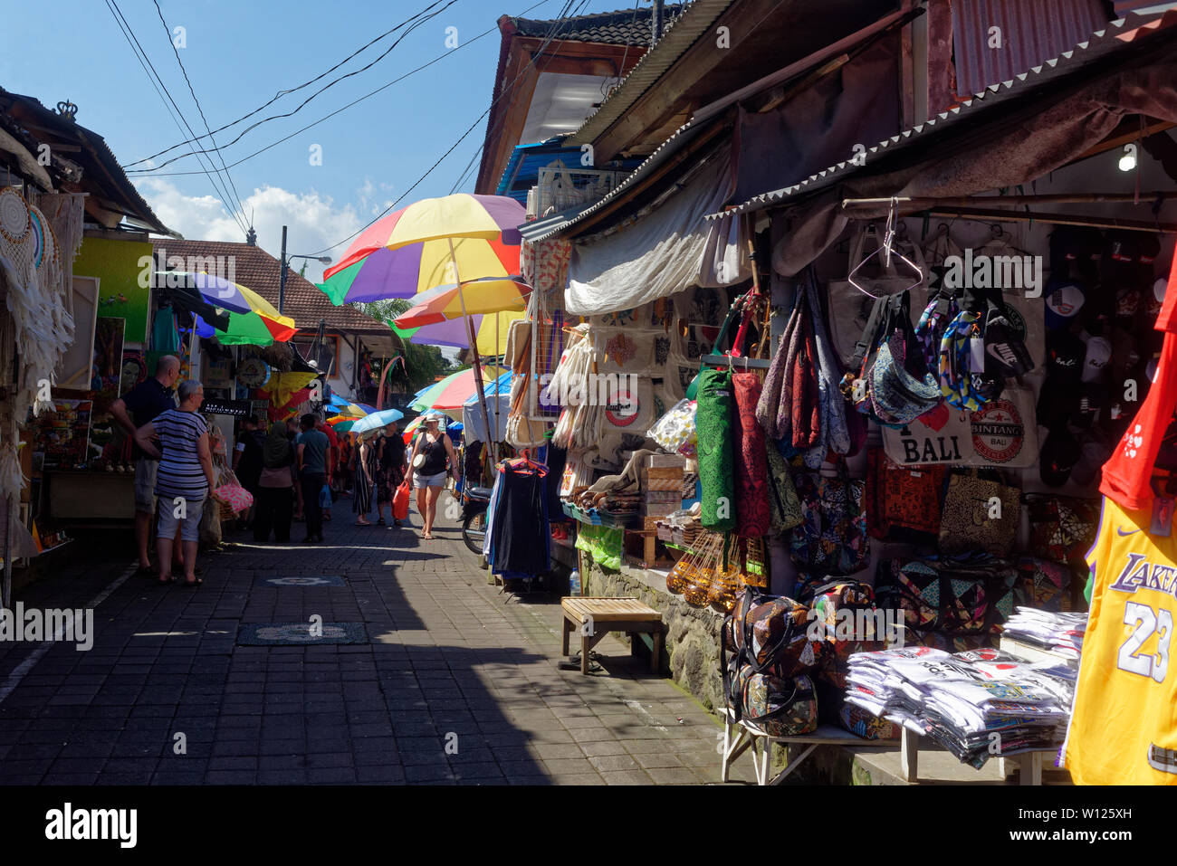 Touristen Einkaufen in altem Handwerk Markt von Ubud, Bali, Indonesien Stockfoto