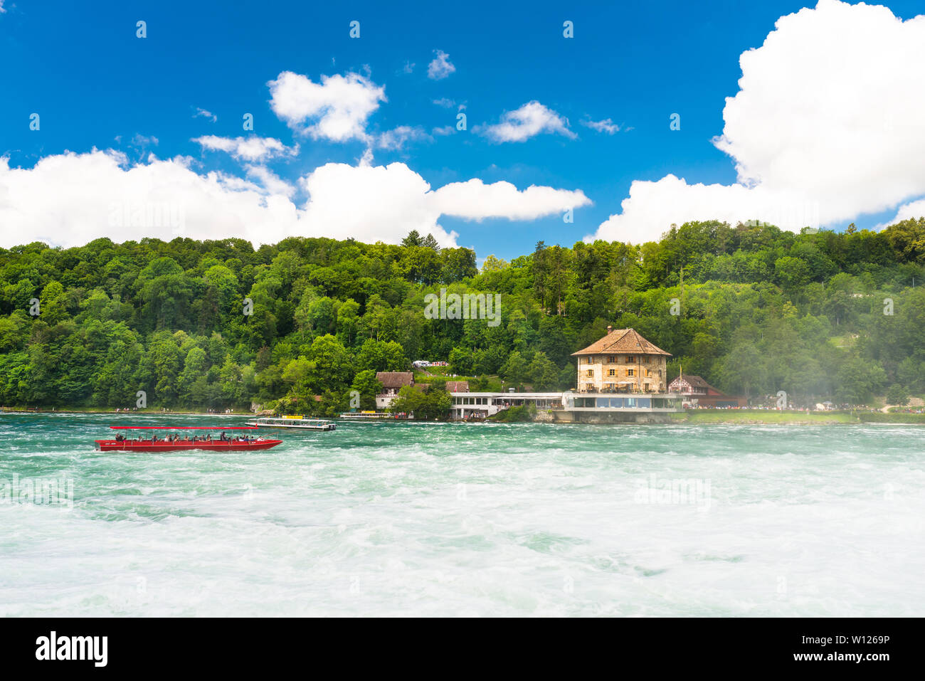 Neuhausen am Rheinfall, Schweiz - 23. Juli 2019. Wasserfall auf dem Rhein in Schleitheim, Schaffhausen in der Schweiz. Boote carryin Stockfoto