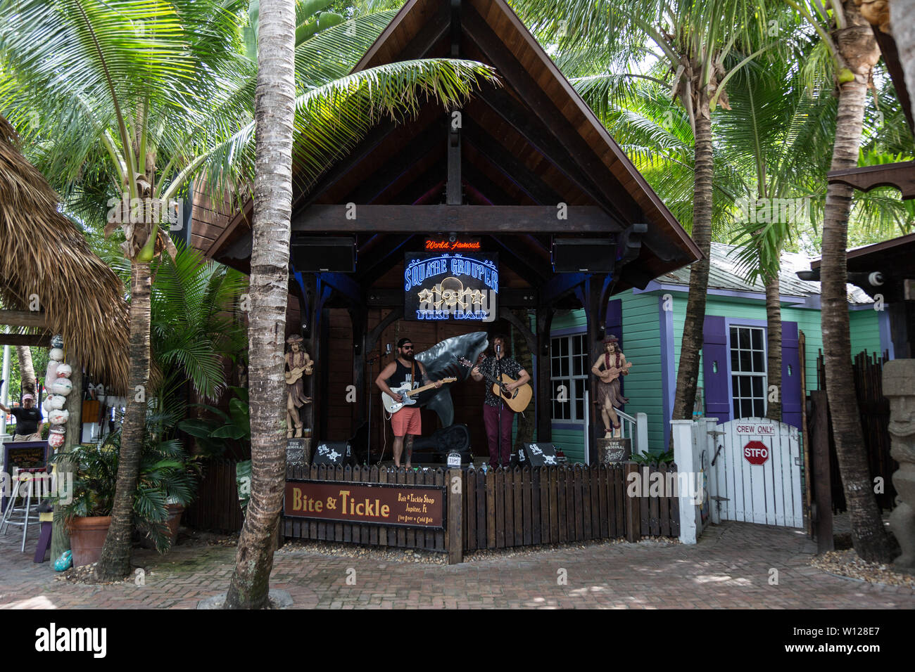 Das Duo Wellenlängen führt Musik auf dem Platz des Schwadlegers Tiki Bar entlang der Uferpromenade am Jupiter Inlet, Florida, USA. Stockfoto