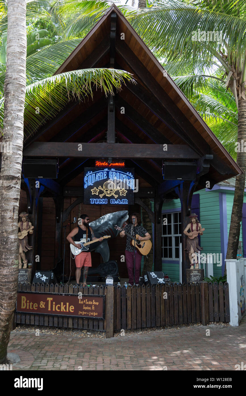 Das Duo Wellenlängen Musik an der tropischen Square Schwadleger Tiki Bar führt entlang der Uferpromenade am Jupiter Inlet, Florida, USA. Stockfoto