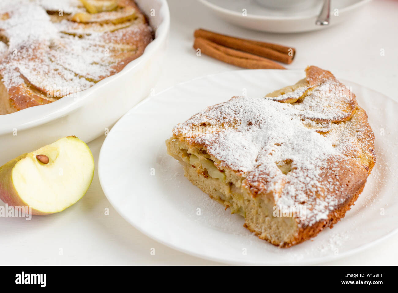 Traditionelle hausgemachte Apfelkuchen mit Zimt und Tee Utensilien auf dem Tisch Stockfoto