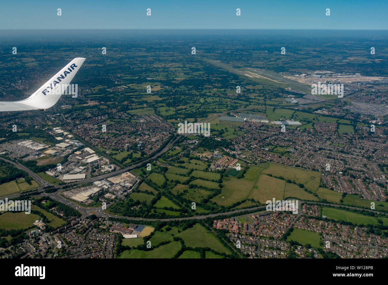 Luftbild des Flughafens Manchester von oben mit Piloten Sicht Stockfoto