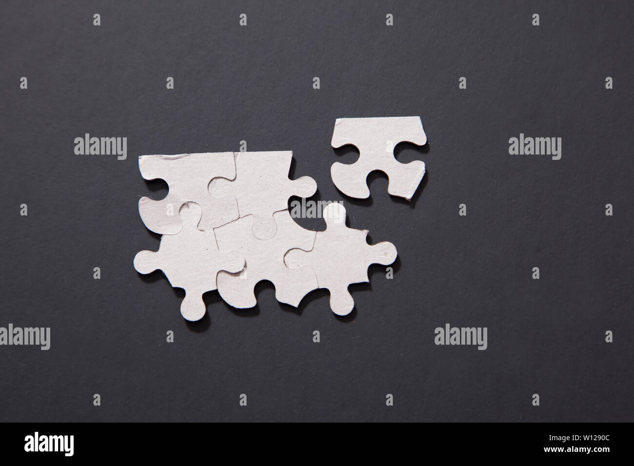 Ein Puzzleteil abgesehen von dem Rest warten auf das Team angeschlossen werden. Stockfoto