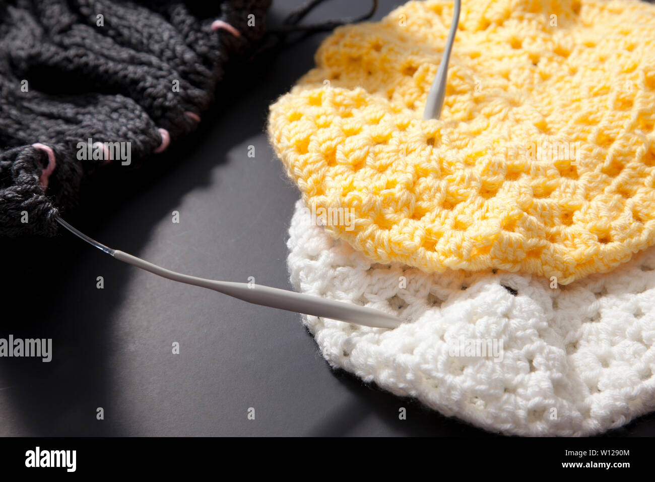 Close up stricken Projekte von Decke und zwei Winter Mützen Stockfoto
