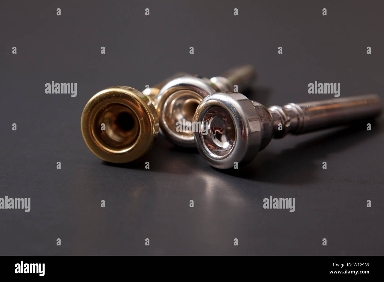 Drei verschiedene Mundstücke für ein Musikinstrument Stockfoto