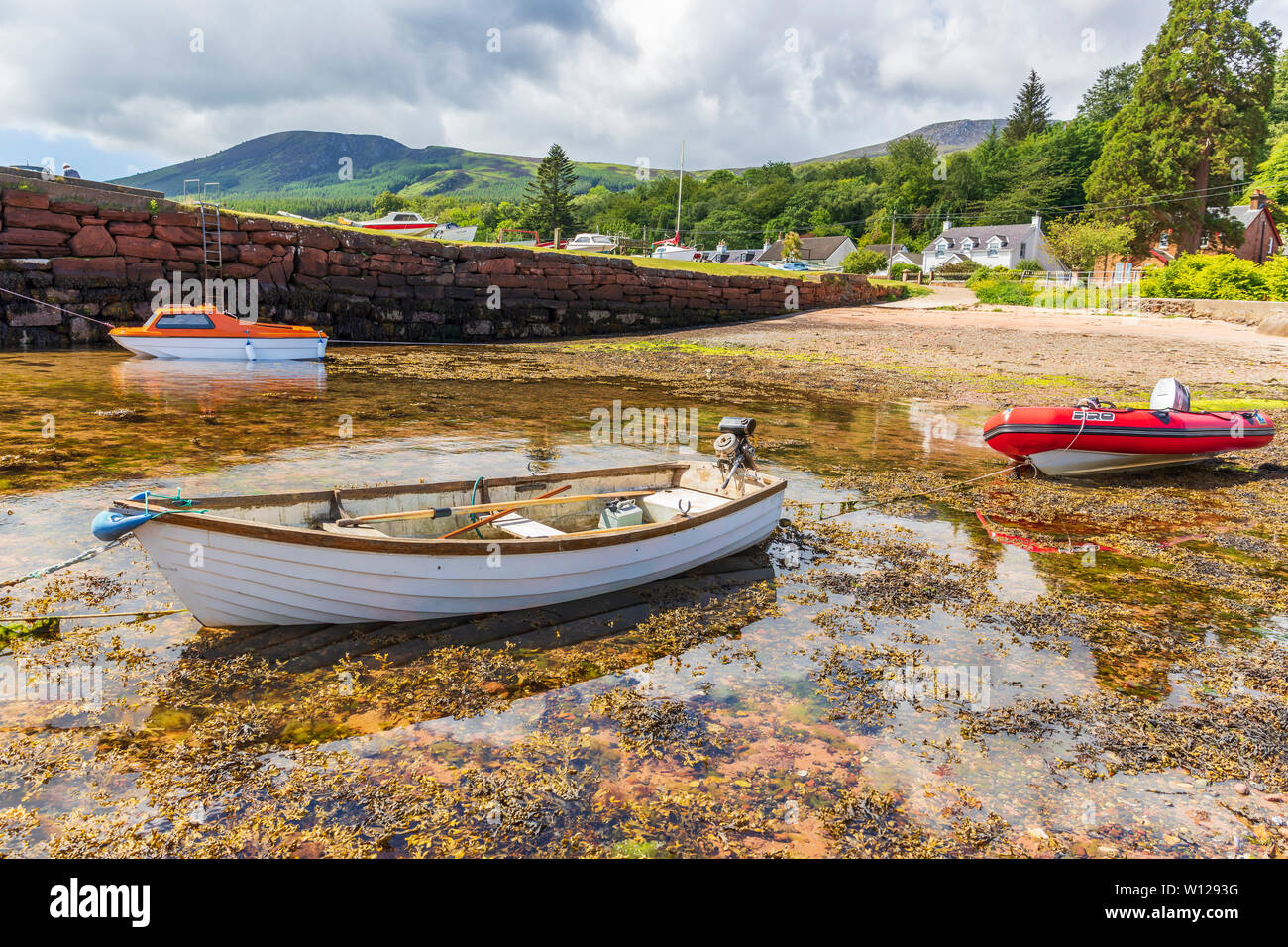 Kleinen Hafen Corrie auf der Isle of Arran, Firth of Clyde, Schottland mit drei kleinen Boote am Wasser. Stockfoto