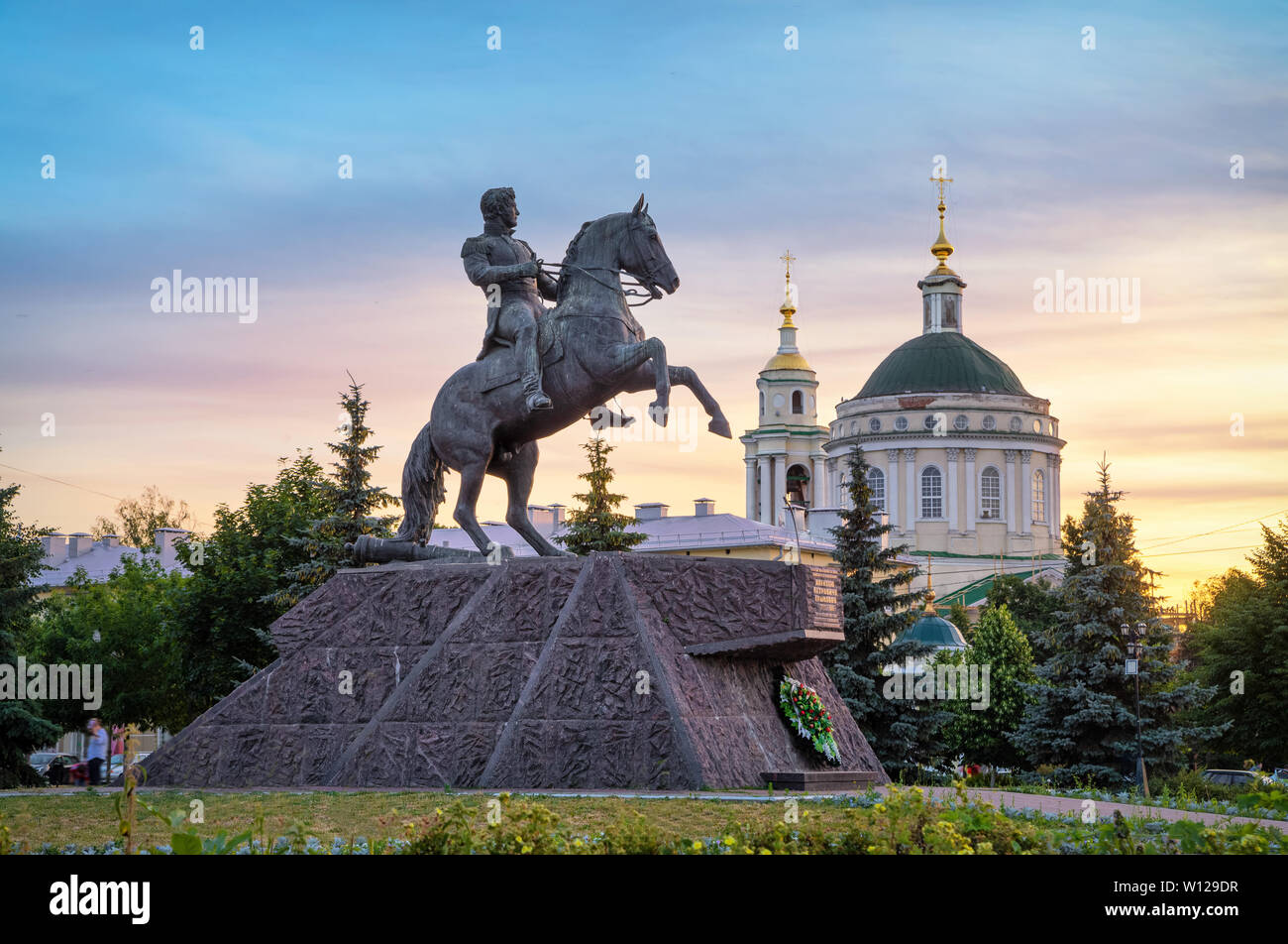 Orjol, Russland - 26. Juni 2019: Denkmal für General Aleksej Ermolov, ein Held der Russisch-französischen Krieg von 1812. Thema eines Denkmals ist ravil Yusupov. Stockfoto
