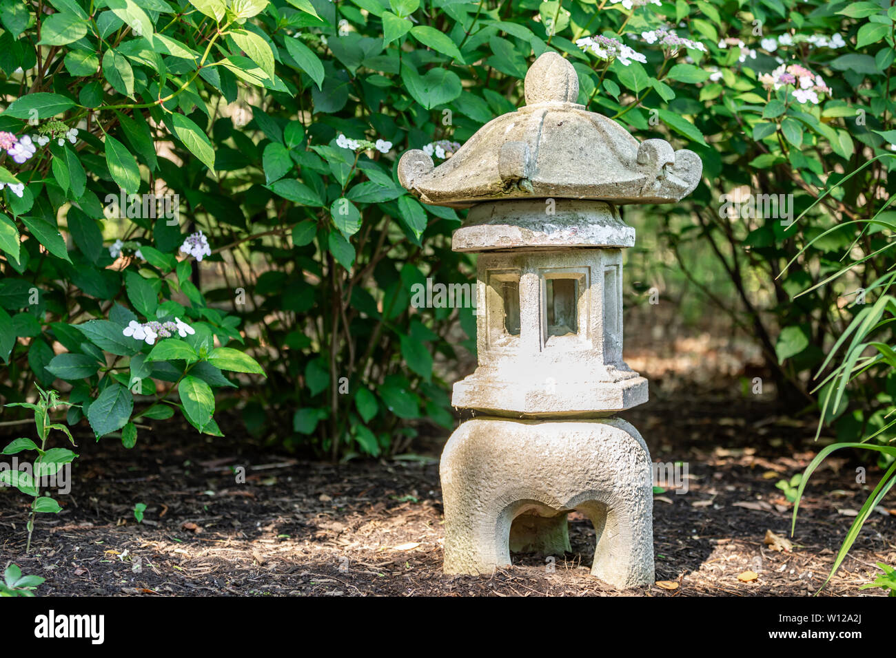 Kleine Tempel in einem Garten Stockfoto