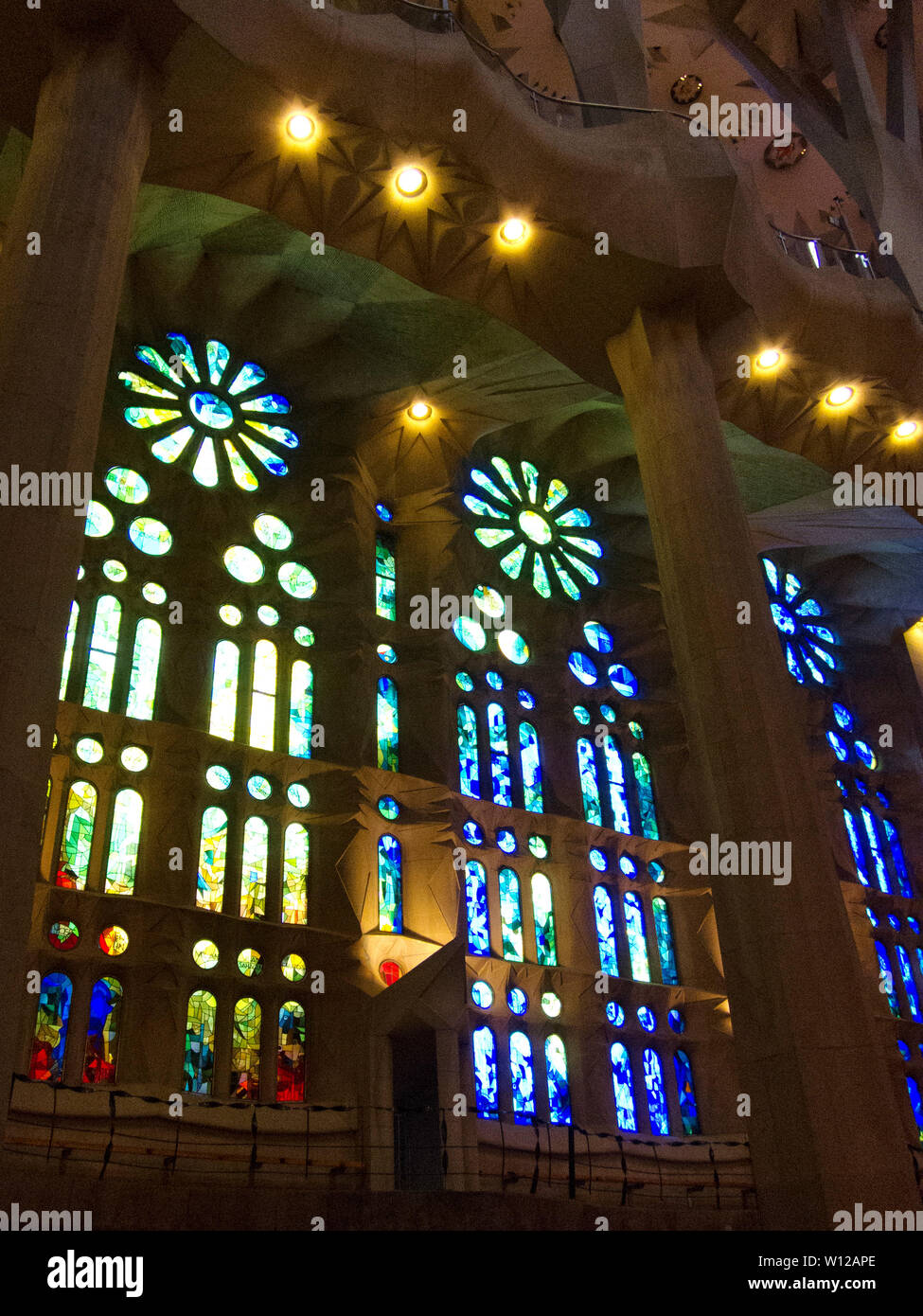 Buntglasfenster in Gaudís Kathedrale Sagrada Familia in Barcelona, Spanien. Noch im Bau nach 137 Jahren. Stockfoto