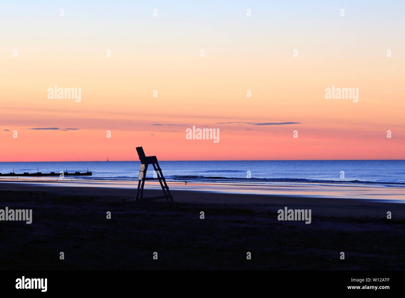 Ein Rettungsschwimmer Stuhl bei Sonnenaufgang am Strand in Wildwood, New Jersey, USA Stockfoto