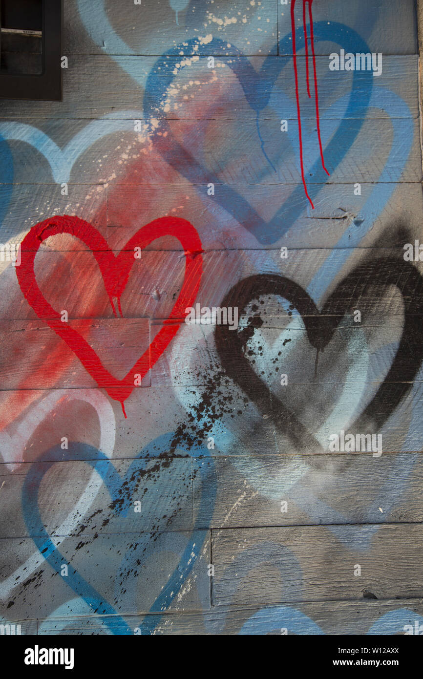 Bemalte Herzen auf eine Wand in New York City. Stockfoto
