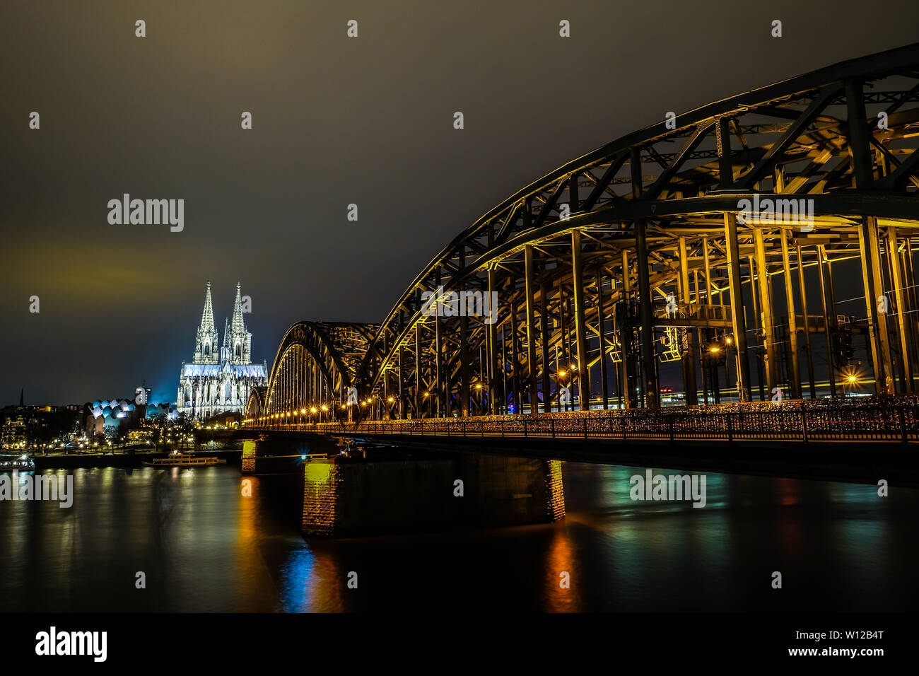Kölner Dom und Hohenzollernbrücke in der Nacht in Köln, Deutschland Stockfoto