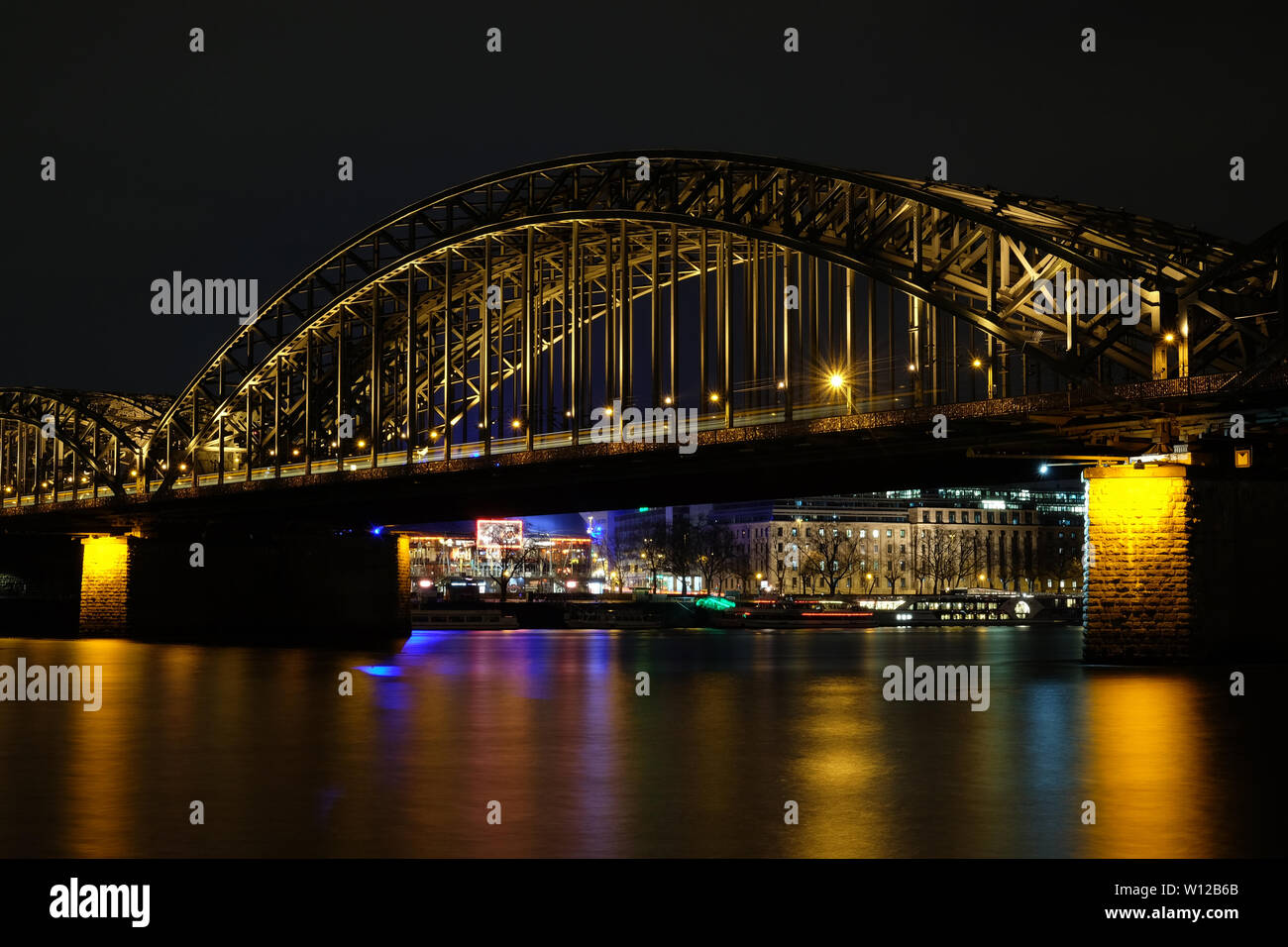 Kölner Dom und Hohenzollernbrücke in der Nacht in Köln, Deutschland Stockfoto
