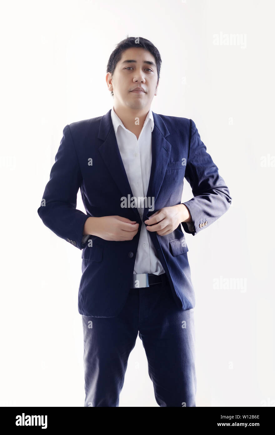 Smart asiatische Geschäftsmann in Blue Tone Business einheitlich auf weißem Hintergrund isoliert Stockfoto