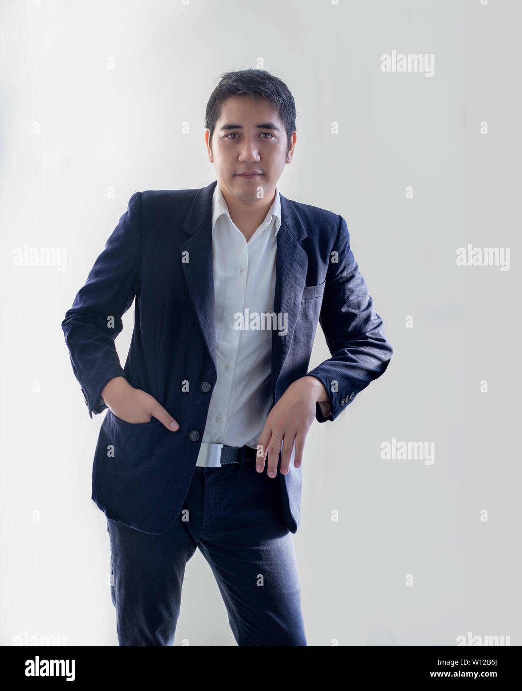 Smart asiatische Geschäftsmann in Blue Tone Business einheitlich auf weißem Hintergrund isoliert Stockfoto