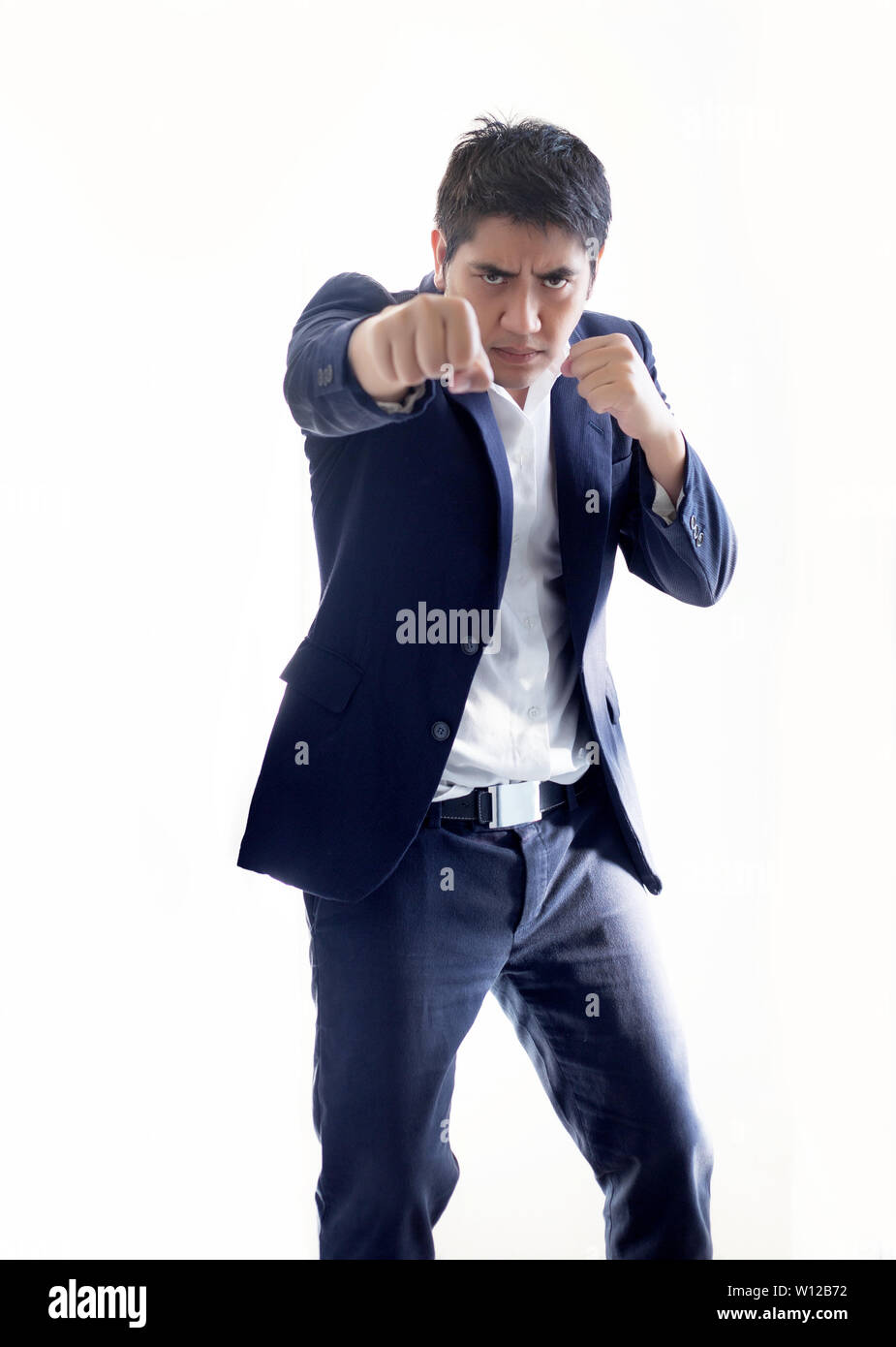 Smart asiatische Geschäftsmann Punkt in Blue Tone Business einheitlich auf weißem Hintergrund isoliert Stockfoto