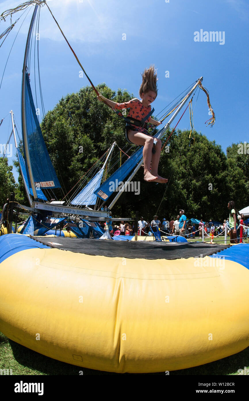 Ein Mädchen wird in die Luft hüpfen auf einem Bungee-trampolin am Atlanta  Eis Festival in Piedmont Park am Juli 28, 2018 in Atlanta, GA  Stockfotografie - Alamy