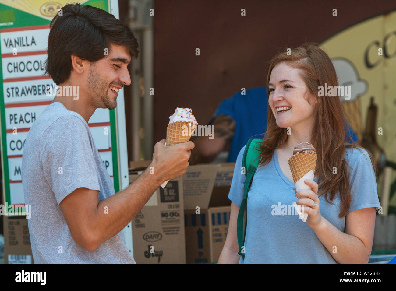 Ein junges Paar, lächeln und lachen, wie sie sich vorbereiten, ihre Waffeln am Atlanta Eis Festival am 28. Juli zu Essen, 2018 in Atlanta, GA. Stockfoto