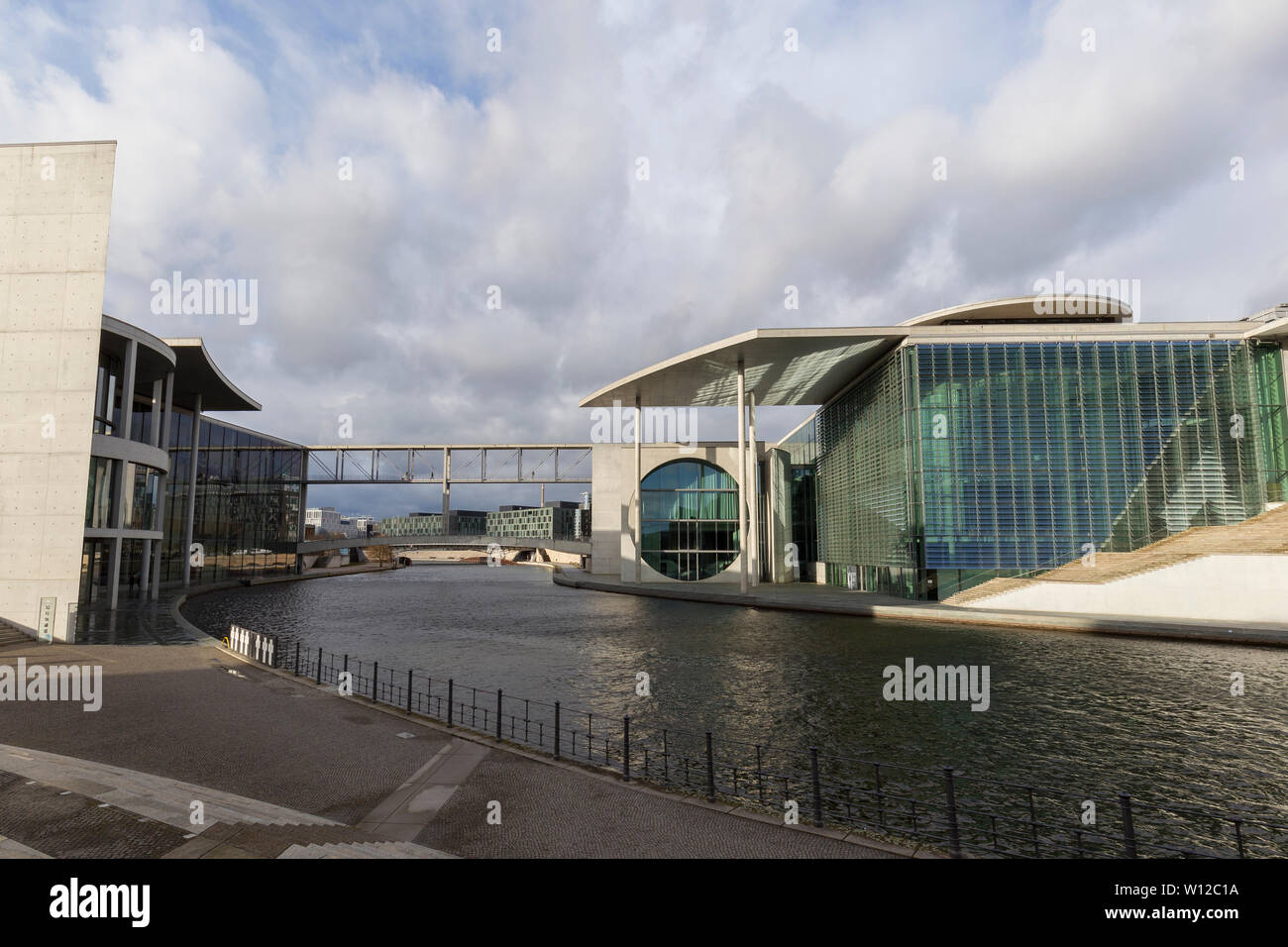 Moderne Regierungsgebäude Paul-Loebe-Haus und Marie-Elisabeth-Luders-Haus an der Spree in Berlin, Deutschland, an einem sonnigen Tag. Stockfoto