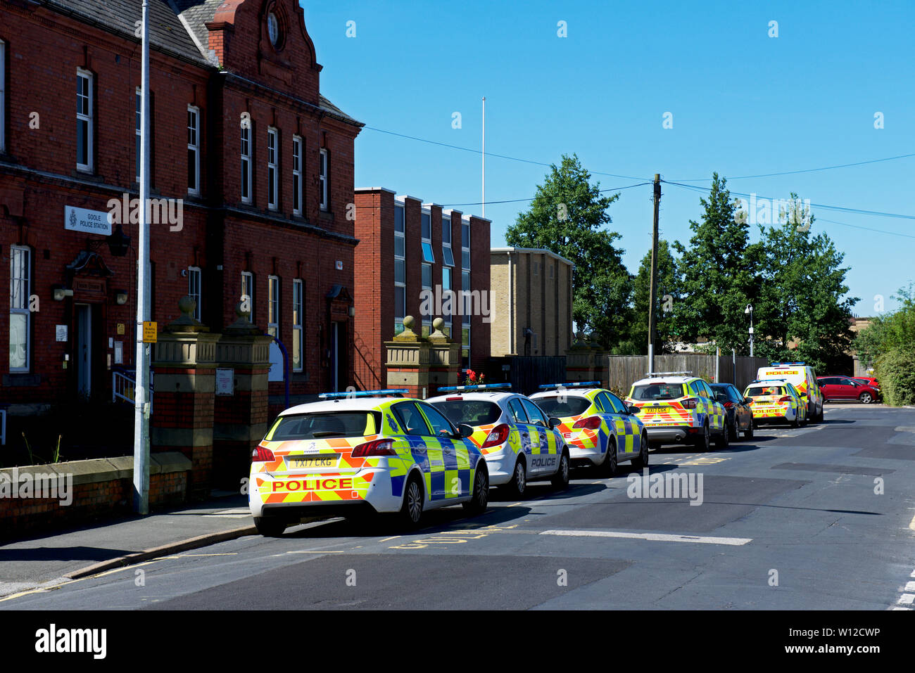 Polizei Autos parken außerhalb der Polizeistation, Goole, East Yorkshire, England, Großbritannien Stockfoto