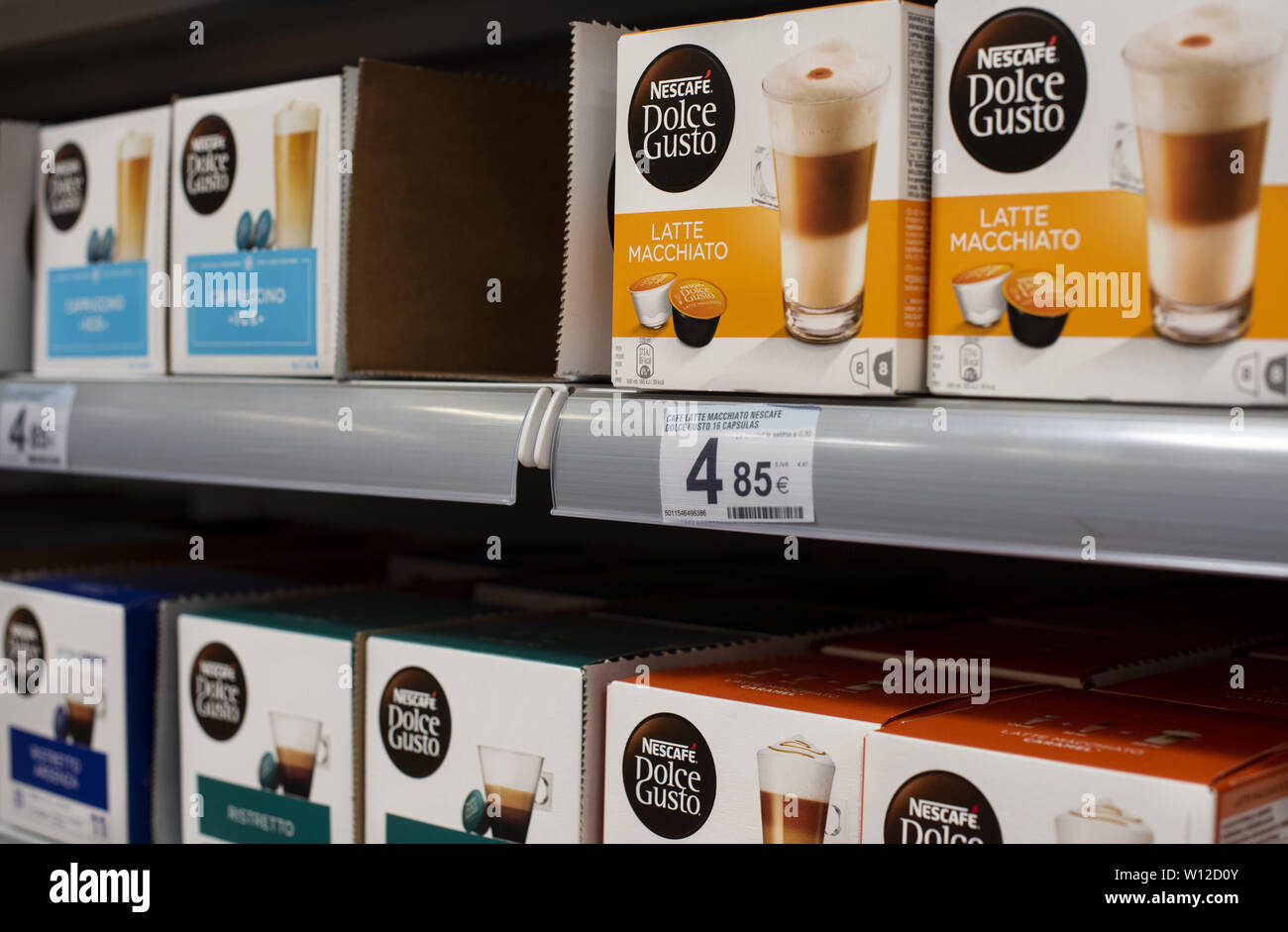 Juni 6, 2019 - Spanien - Schweizer capsule Machine System durch Nestlé  Marke, NescafÃ© Dolce Gusto, angezeigt zum Verkauf im Supermarkt Carrefour  in Spanien. (Bild: © Budrul Chukrut/SOPA Bilder über ZUMA Draht  Stockfotografie - Alamy