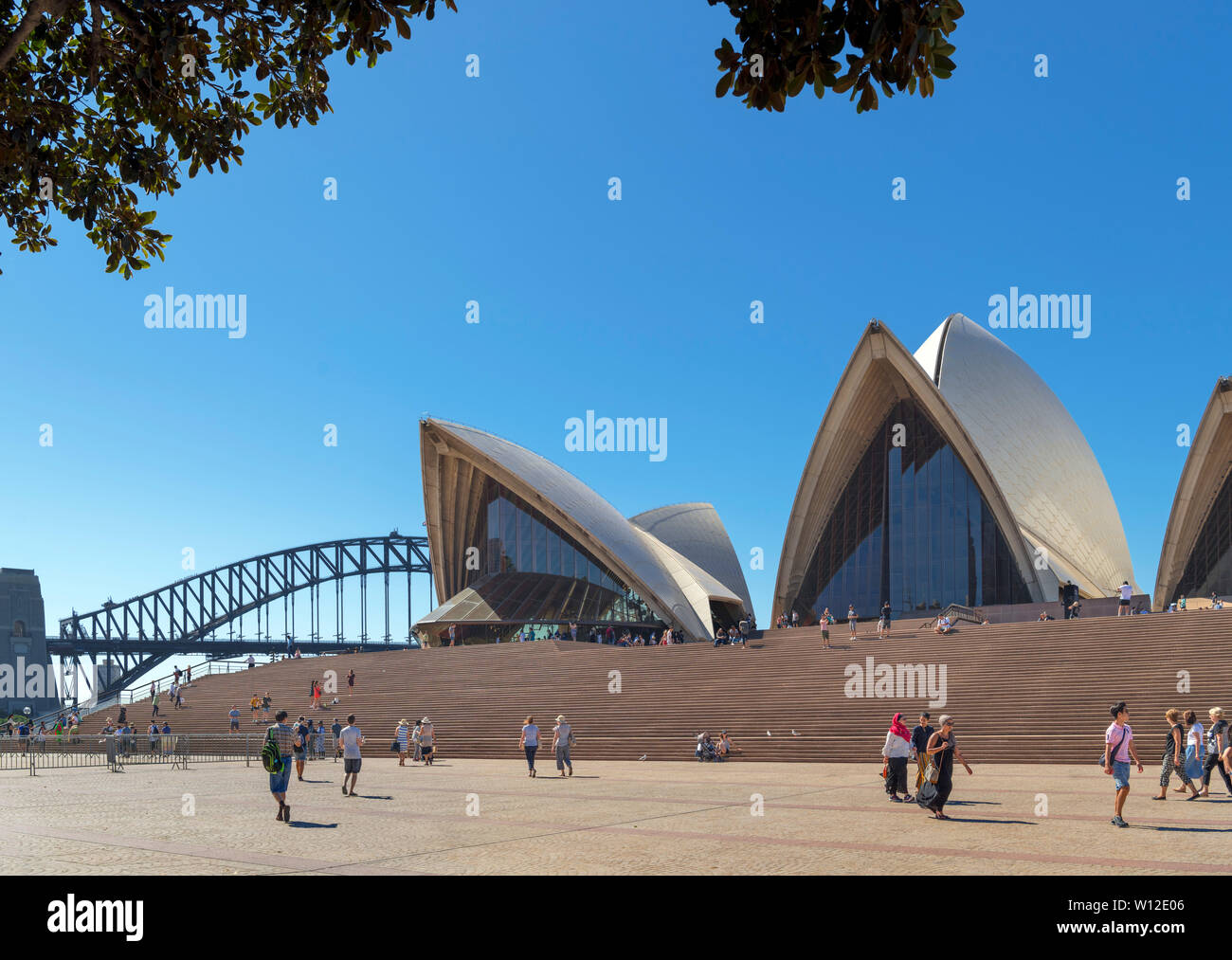 Schritte vor der Oper von Sydney mit der Harbour Bridge hinter, Sydney, New South Wales, Australien Stockfoto