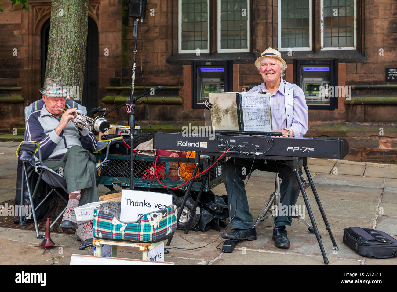 CHESTER, UK - 26. JUNI 2019: Ältere Gaukler spielen Sie auf dem Keyboard und Saxophon für Touristen Stockfoto